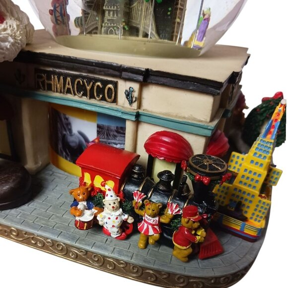 Macys Vtg Thanksgiving Day Parade musical Water Snow Globe 8.5x 7.5 - Picture 7 of 10